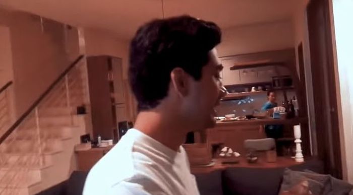 Bagian dapur rumah Reza Rahadian yang terletak di samping tangga 