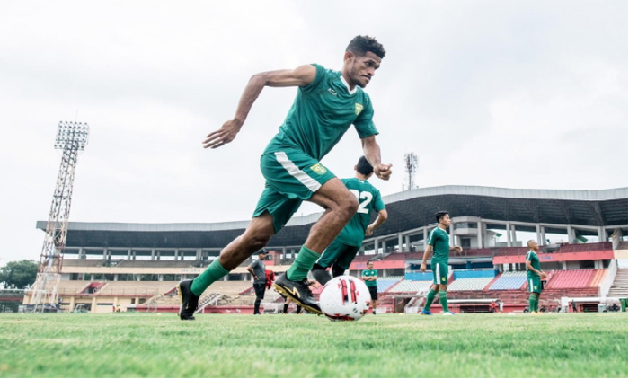 Gelandang Persebaya Surabaya, Ricky Kambuaya saat latihan dan sedang mengiring bola.