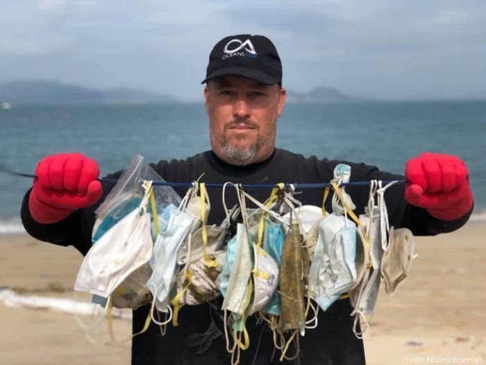Total ditemukan 70 masker yang terbuang ke laut.