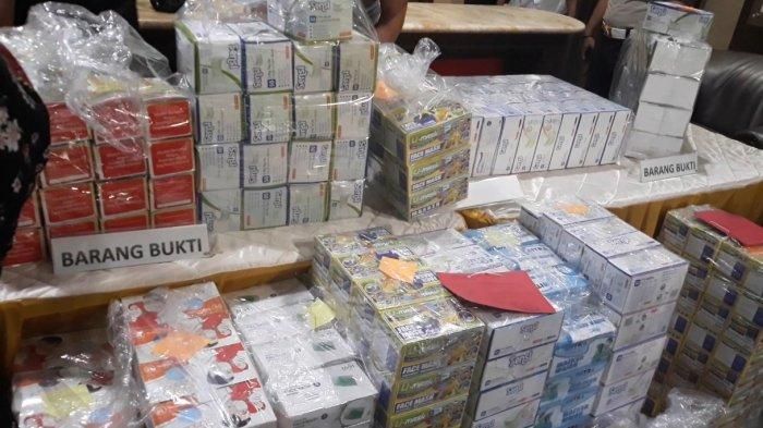 Barang bukti tumpukan masker berbagai merek yang diamankan polisi dari TVH.