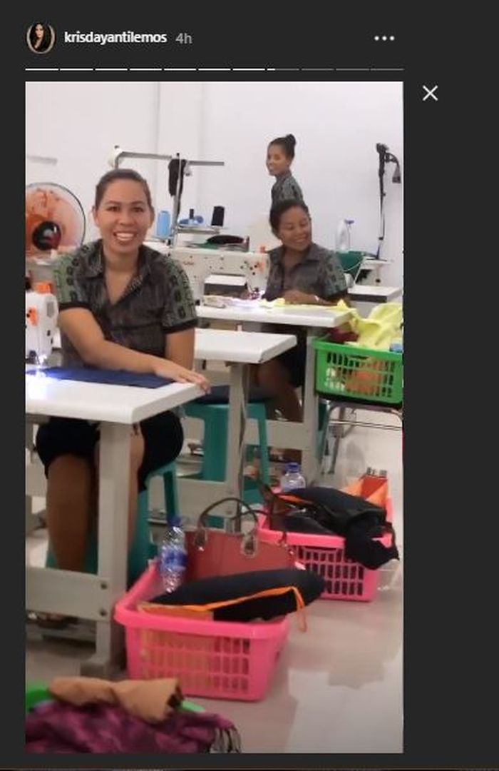 Krisdayanti menyapa para karyawan yang bekerja di pabrik tekstil milik Raul Lemos