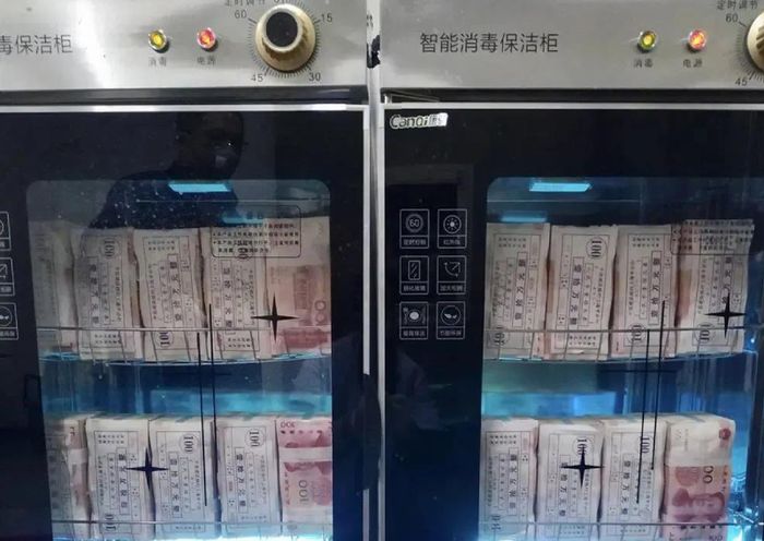 Cara bank di China membasmi virus dari permukaan uang kertas