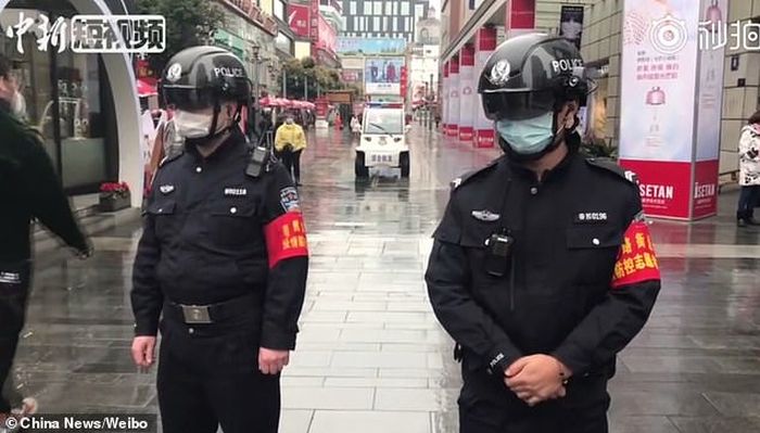 Petugas polisi kenakan helm yang bisa mendeteksi demam