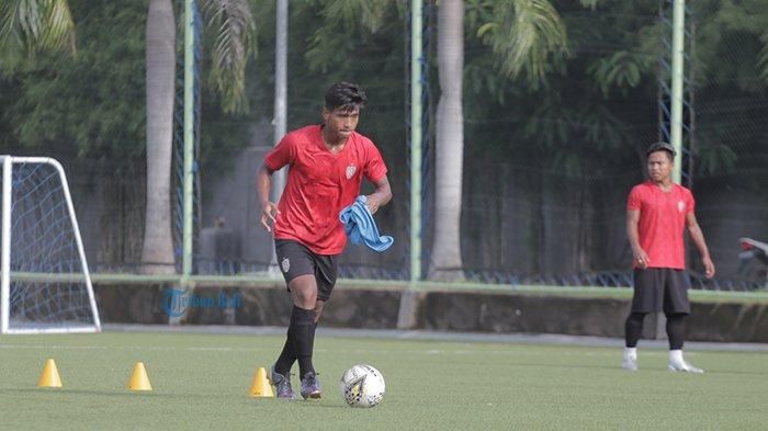 Pemain muda Bali United, Irfan Jauhari mengikuti latihan perdana bersama tim beberapa waktu lalu 