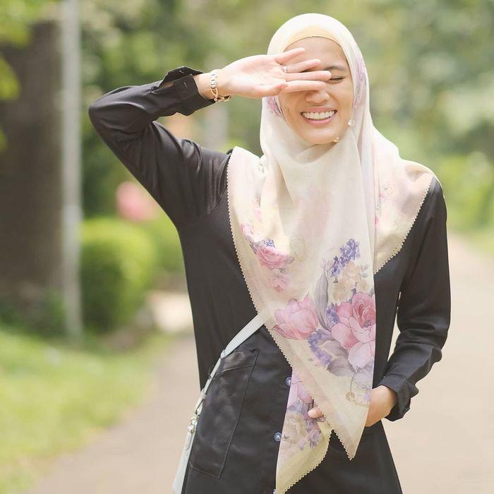 Tampilan Alyssa Soebandono pakai hijab motif floral yang dipadukan busana serba hitam