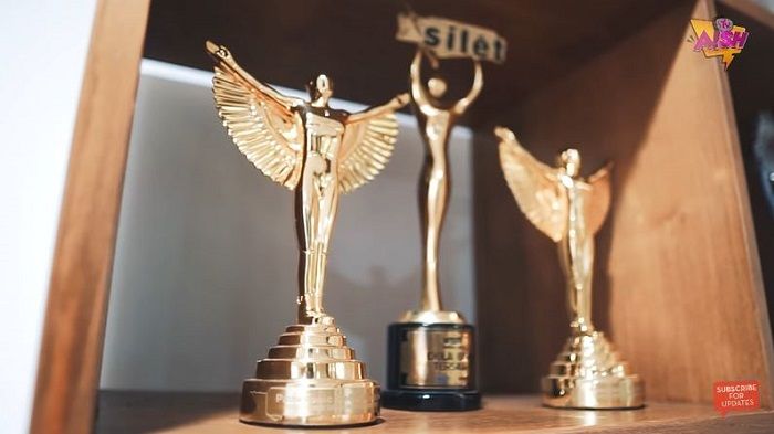 Deretan piala yang dipajang di rumah Ammar Zoni dan Irish Bella