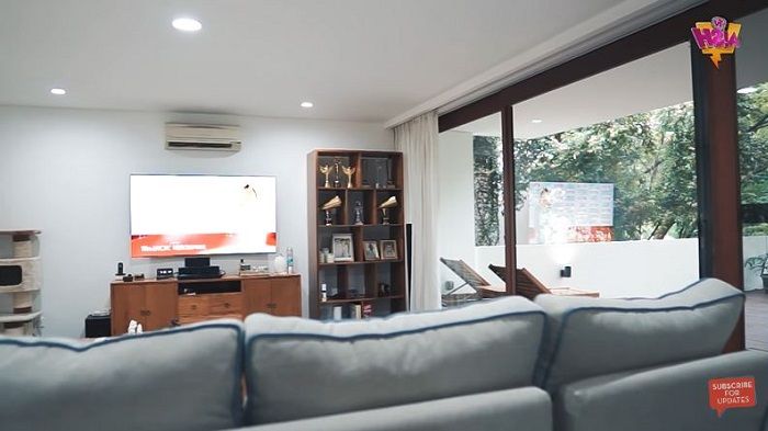 Ruang TV di rumah Ammar Zoni dan Irish Bella