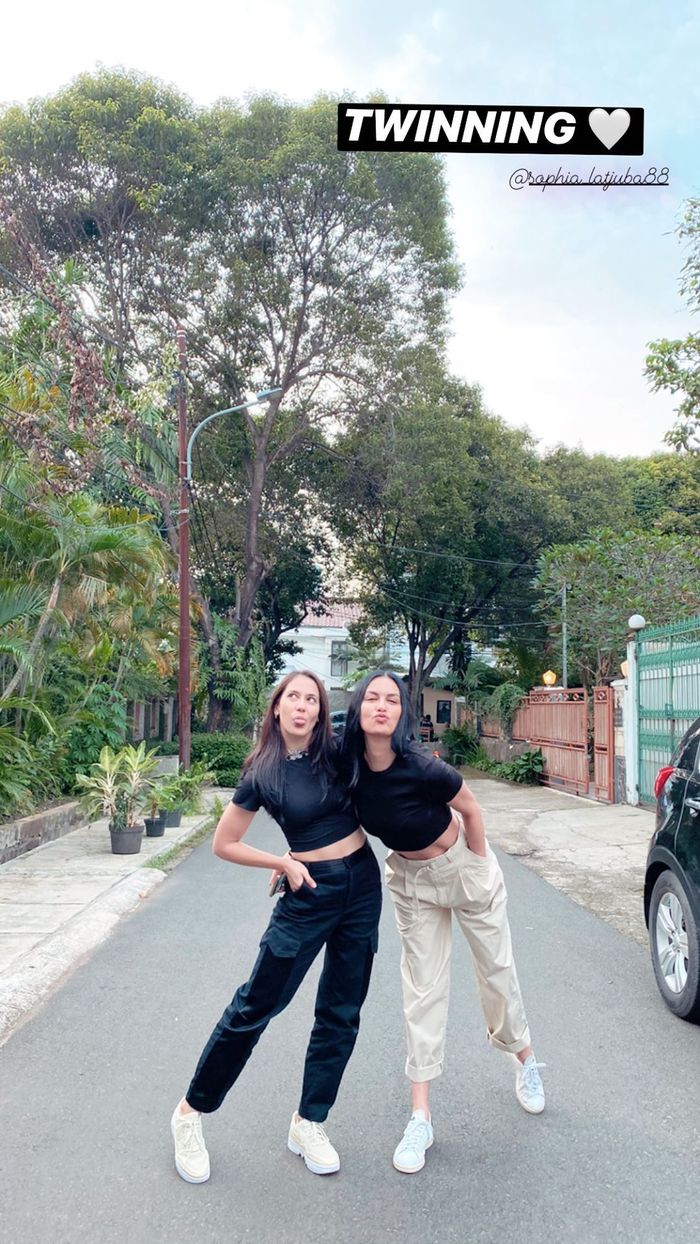 Pevita Pearce dan Sophia Latjuba terlihat kompak dengan mengenakan atasan crop top
