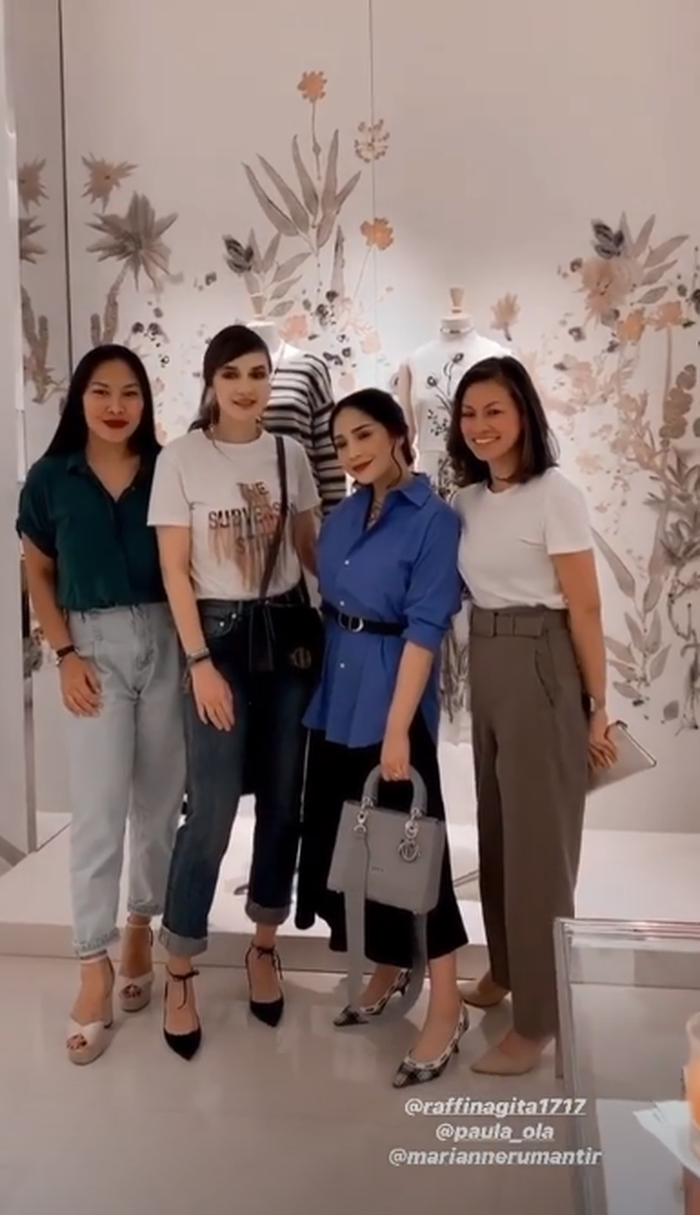 Luna Maya dan Nagita Slavina berfoto bersama