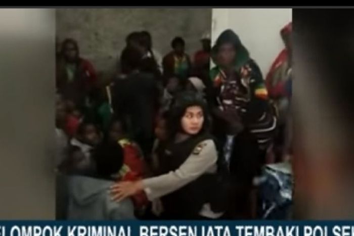 Tangkapan layar aparat melindungi ibu dan anak-anak yang berlindung dari tembakan KKB di Tembagapura