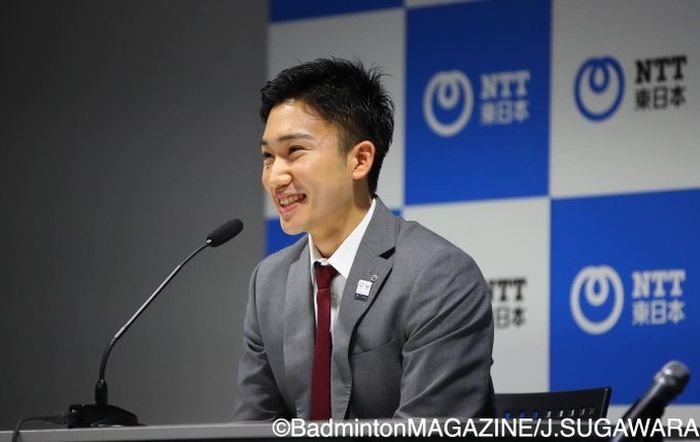Pebulu Tangkis Tunggal Putra Jepang, Kento Momota, berbicara dalam konferensi pers, Jumat (6/3/2020).