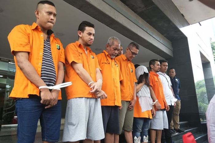 Pulang Liburan dari <a href='https://style.tribunnews.com/tag/korea-selatan' title='Korea Selatan'>Korea Selatan</a>, Suami-Istri Ini Kaget Ada yang Ingin Menyita Rumahnya yang Bernilai Rp60 Miliar, Tak Disangka Anaknya Menggadaikannya dengan Sangat Murah Hanya Demi Ini