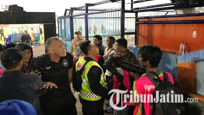Pelatih PSIS Semarang, Dragan Djukanovic, terlibat adu mulut dengan suporter tuan rumah dalam laga kontra Persela Lamongan, Sabtu (7/3/2020).