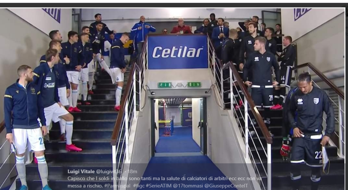 Para pemain menunggu arahan sebelum memasuki terowongan menuju lapangan pertandingan Parma vs SPAL.