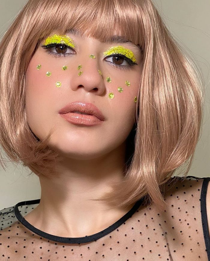 Pevita Pearce membagikan postingan berupa fotonya yang nyentrik pakai eyeshadow warna nuansa kuning