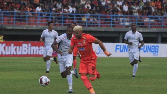 Pemain Borneo FC, Diogo Campos, dibayangi oleh pemain Persipura Jayapura, Yustinus Pae, dalam laga pekan kedua Shopee Liga 1 2020, Sabtu (7/3/2020).
