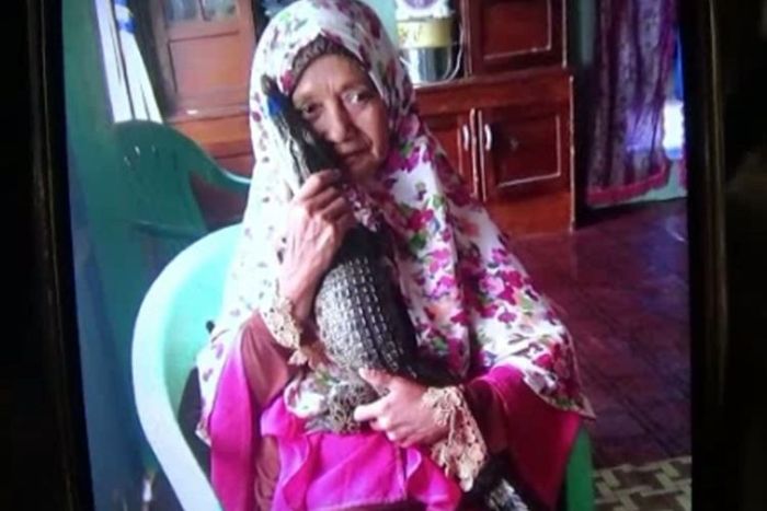 Istri Jamaluddin, Hasnia memeluk dan mencium buaya berkaki lima