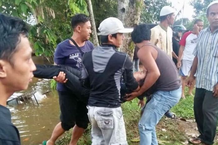 Korban berinisial OV saat berhasil diselamatkan dari percobaan bunuh diri dengan melompat ke Sungai Melawi, Kabupaten Sintang, Kalimantan Barat, Sabtu (7/3/2020).