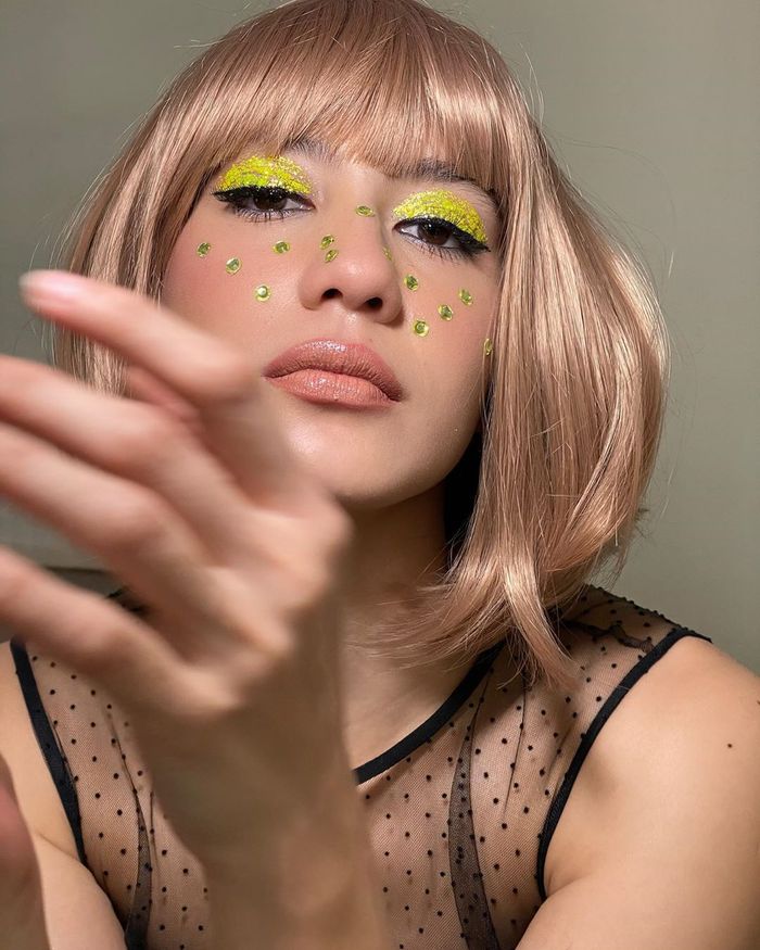 Pevita Pearce terlihat mengenakan wig bergaya bob pendek bernuansa warna blonde