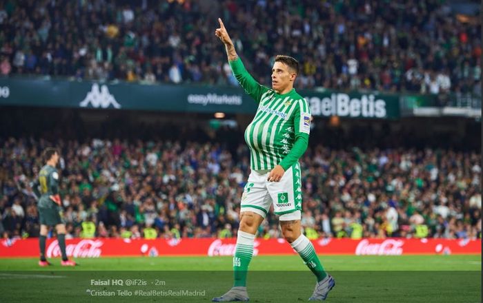 Striker Real Betis, Cristian Tello, melakukan selebrasi setelah mencetak gol ke gawang Real Madrid pada pertandingan Liga Spanyol.