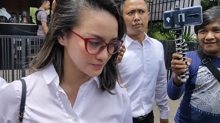 Ririn Ekawati diamankan oleh Satres Narkoba Polres Metro Jakarta Barat, Sabtu (7/3/2020). Sejauh ini, polisi menyebutkan Ririn Ekawati masih berstatus sebagai saksi.