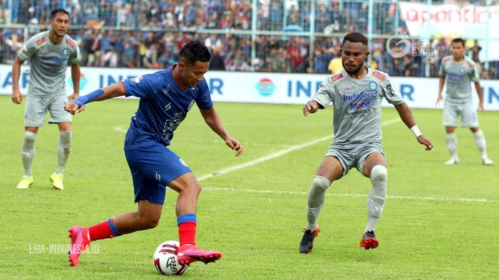 Pemain Arema FC, Dendi Santoso, dibayangi oleh pemain Persib Bandung, Ardi Idrus, dalam laga pekan kedua Shopee Liga 1 2020, Minggu (8/3/2020).