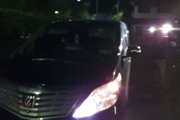 Mobil yang membawa artis peran Ririn Ekawati dari Polres Jakarta Barat, Minggu (8-3-2020).
