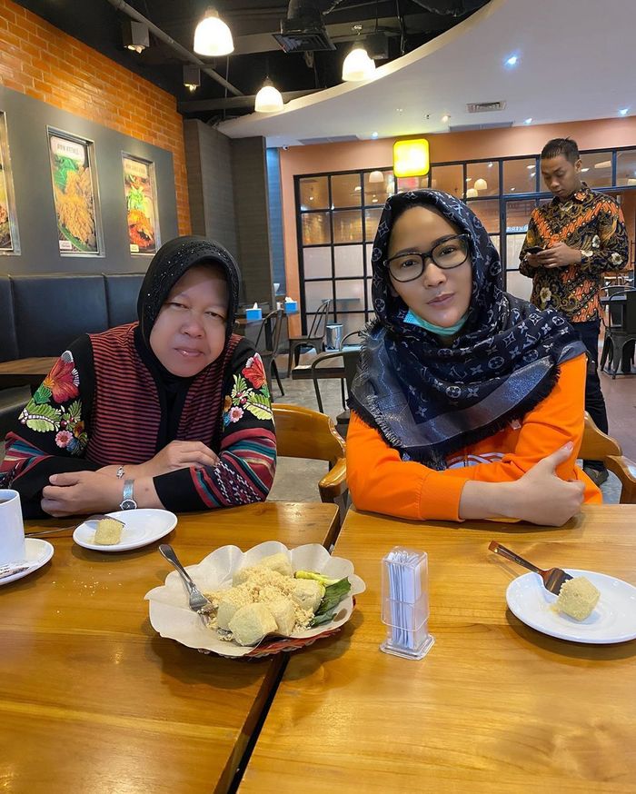 Inul Daratista bersama Walikota Surabaya Tri Rismaharini