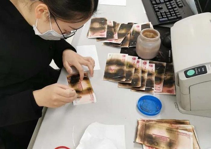Uang kertas yang gosong milik wanita China yang dimasukkan ke dalam microwave.