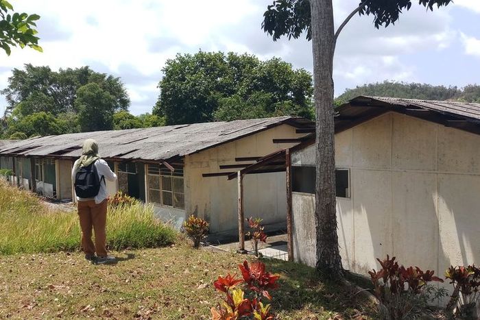 Panglima TNI Marsekal TNI Hadi Tjahjanto beserta Menteri Pekerjaan Umum dan Perumahan Rakyat (PUPR) RI Basuki Hadimuljono meninjau lokasi rumahbl sakit eks Camp Pengungsi Vietnam di Pulau Galang, Batam, Kepulauan Riau (Kepri), Rabu (4/3/2020). 