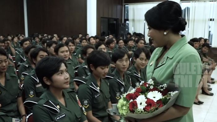 Hetty saat memberikan pesan kepada Desi