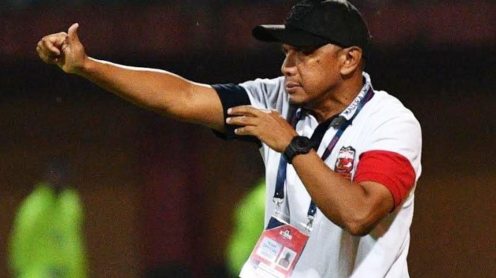 Pelatih Madura United, Rahmad Darmawan, memberikan instruksi kepada timnya saat menjamu Persiraja Banda Aceh, Senin (9/3/2020).