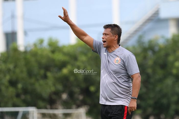 Pelatih Persija Jakarta, Sergio Farias, ketika memberikan intruksi latihan di Lapangan Sutasoma Halim, Jakarta Timur (9/3/2020)