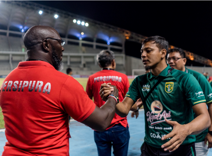 Asisten pelatih Persebaya Bejo Sugiantoro bersalaman dengan pelatih Persipura Jacksen F. Tiago ketika kedua tim bertanding di Stadion Aji Imbut, Tenggarong, pada lanjutan Shopee Liga 1 musim lalu