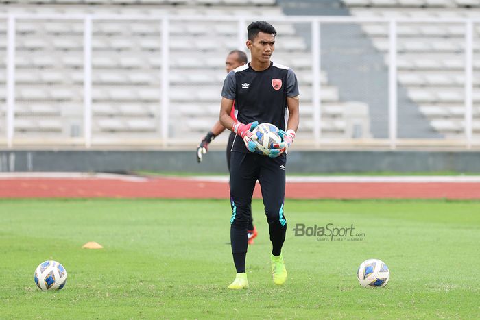 Kiper PSM Makassar, Hilman Syah, sedang latihan jelang laga AFC yang mempertemukan timnya dengan Kaya Futbol Club–Iloilo di Stadion Madya, Senayan, Jakarta Selatan (10/3/2020)