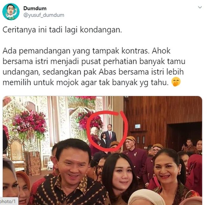 Dalam akun tersebut terdapat foto Ahok yang sedang berfoto  bersama dengan ibu-ibu dan Anies Baswedan