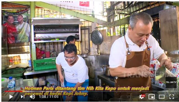 Hotman Paris mengepel lantai.