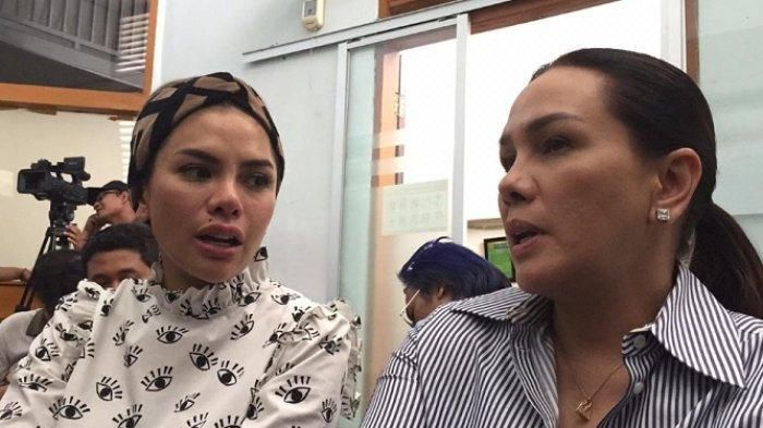  Fitri Salhuteru (kanan) saat  menemani Nikita Mirzani menjalani sidang di Pengadilan Negeri Jakarta  Selatan