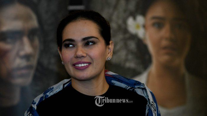 MISTIS BALI - Catherine Wilson, salah satu pemain film Kajeng Kliwon saat jumpa penggemar di CGV BG Jucntion Surabaya, Minggu (16/2). Film karya sutradara Bambang Drias itu mengangkat kisah tentang dunia mistis Bali.