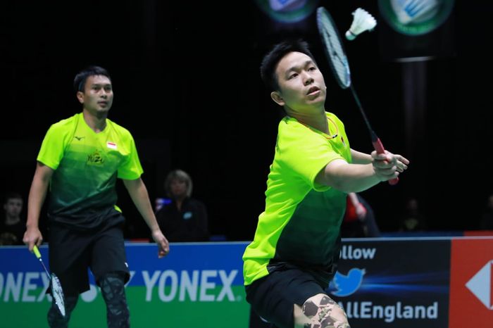 Pasangan ganda putra Indonesia, Mohammad Ahsan/Hendra Setiawan, saat menjalani laga melawan Akira Koga/Taichi Saito (Jepang) pada babak kesatu All England Open 2020 di Arena Birmingham, Inggris, Rabu (11/3/2020) waktu setempat.