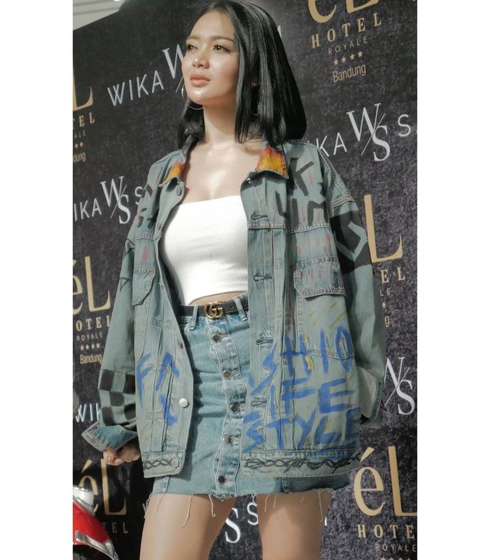 Pakai Tube Top Super Ketat Tunjukkan Kulit Glowing Sampai ke Dada, Wika Salim Tuai Komentar Usil Netizen: Kayak Gorengan!