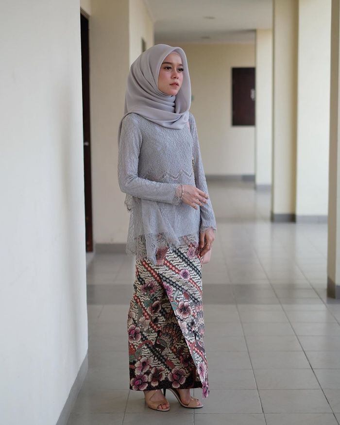 7 Model Kebaya Hijab  dan Kain Batik Buat Wisuda Perpisahan  