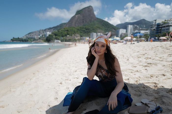 Penampilan modis Luna Maya saat di pantai