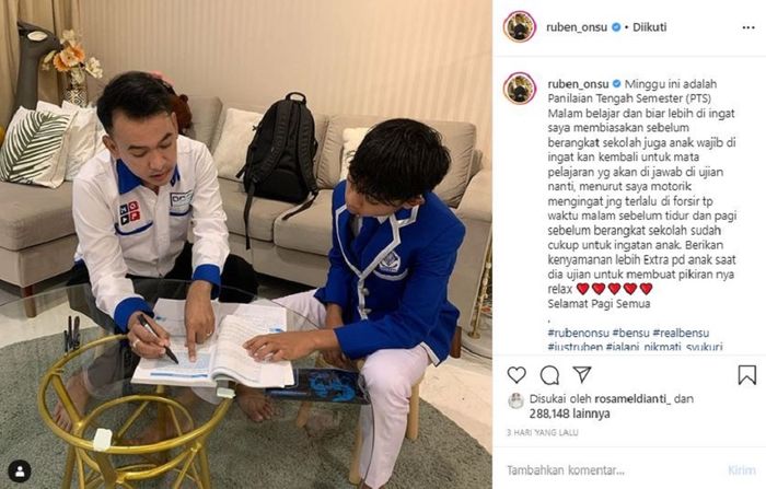 Ruben Onsu sedang membimbing Betrand Peto untuk belajar