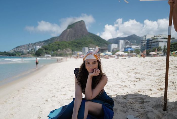 Penampilan Luna Maya ketika sedang berada di sebuah pantai di Rio De Janeiro, Brazil