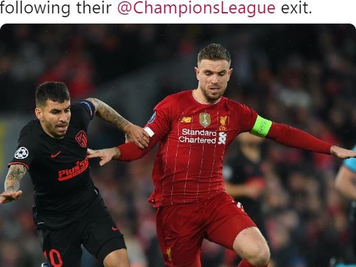 Kapten tim Liverpool, Jordan Henderson (kanan) saat berduel dengan pemain Atletico Madrid, Angel Correa pada laga leg kedua babak 16 besar Liga Champions 2019-2020.