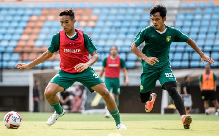 Rizky Ridho berduel dengan Bayu Nugroho dalam sesi Official Training Persebaya di Stadion Gelora Bung Tomo sore ini. Bek 18 tahun itu siap menjalani debut pertamanya menghadapi Persipura dalam Shopee Liga 1