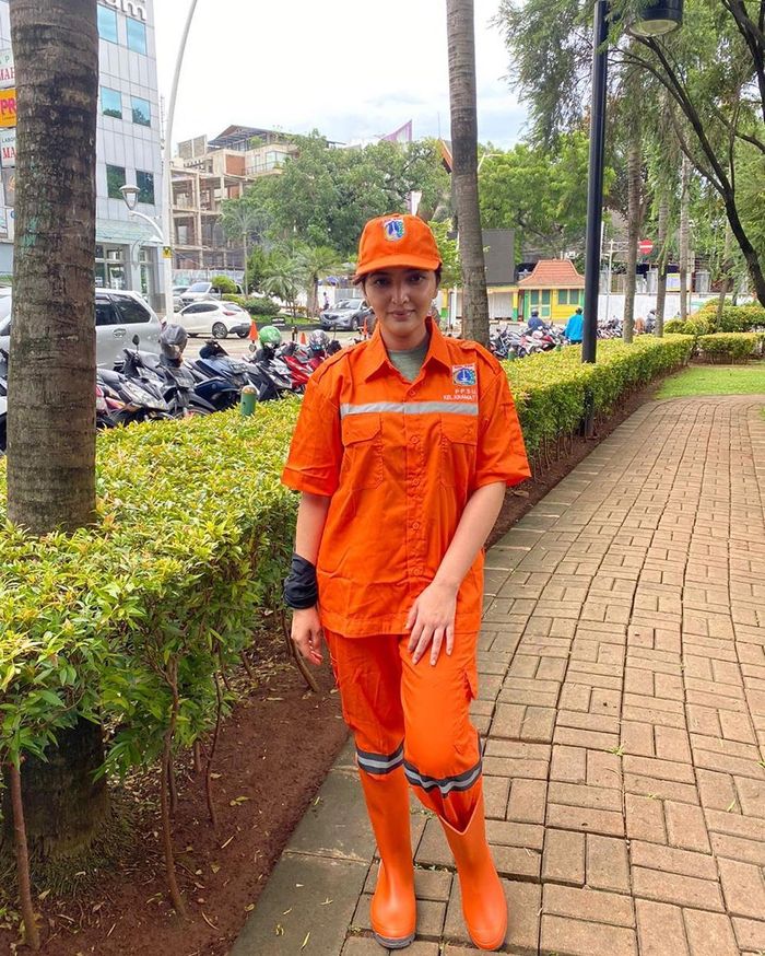 Gak Gengsi Gabung Pasukan Orange, Ashanty Totalitas Nyapu Jalanan Tanpa Pakai Makeup