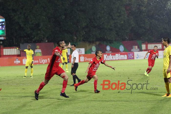 Bek Persija, Otavio Dutra, merayakan gol yang dicetaknya ke gawang Bhayangkara FC dalam laga pekan ke-3 Shopee Liga 1 2020, Sabtu (14/3/2020) di Stadion PTIK, Jakarta.