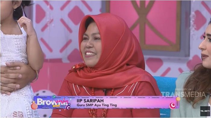 Ibu Iip Saripah, guru vokal Ayu Ting Ting